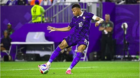 Tại sao Kylian Mbappe thường xuyên ghi bàn khi ngả người ra sau hoặc trong tư thế sắp ngã?
